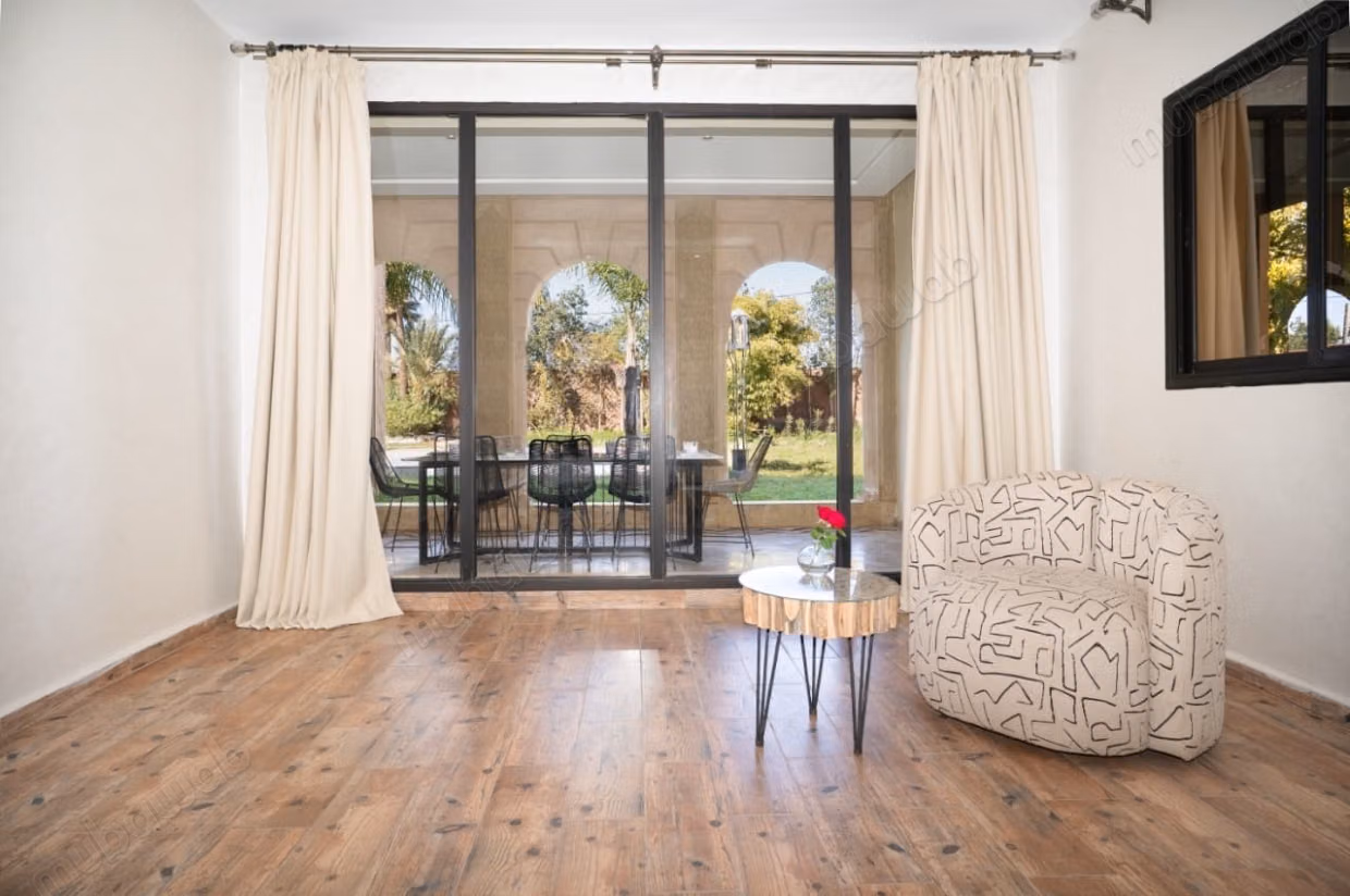 Villa de luxe vide à louer à Route de Fez.
Surface totale 1500 m².
Porte blindée, sécurité