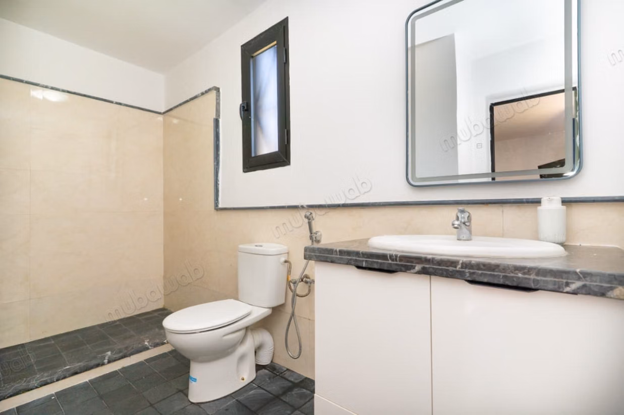 Villa de luxe vide à louer à Route de Fez.
Surface totale 1500 m².
Porte blindée, sécurité