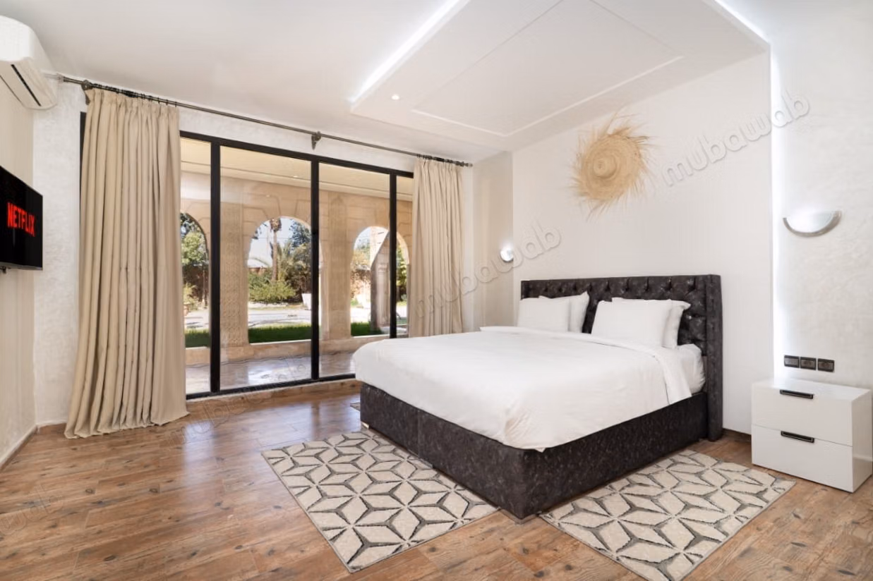 Villa de luxe vide à louer à Route de Fez.
Surface totale 1500 m².
Porte blindée, sécurité