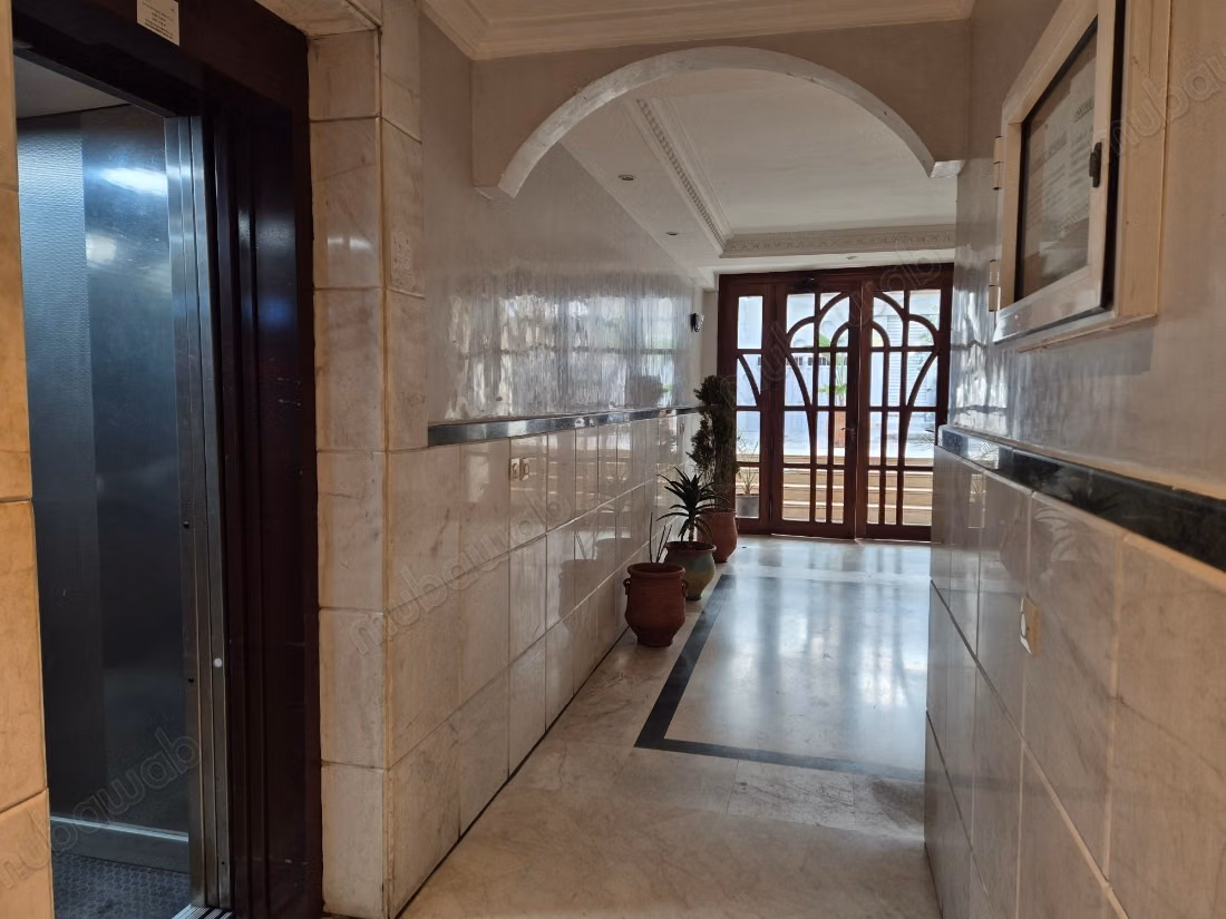 Furnished studio with terrace in Bourgogne neighborhood