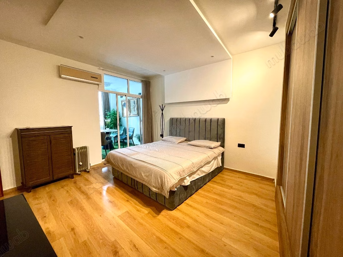 Furnished studio with terrace in Bourgogne neighborhood