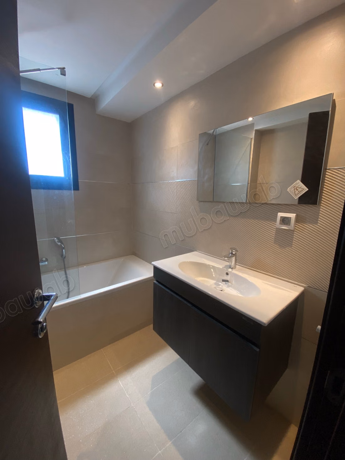 Superbe appartement à vendre à Ezzahra Plage. Surface de 132 m². Chauffage central et porte blindée