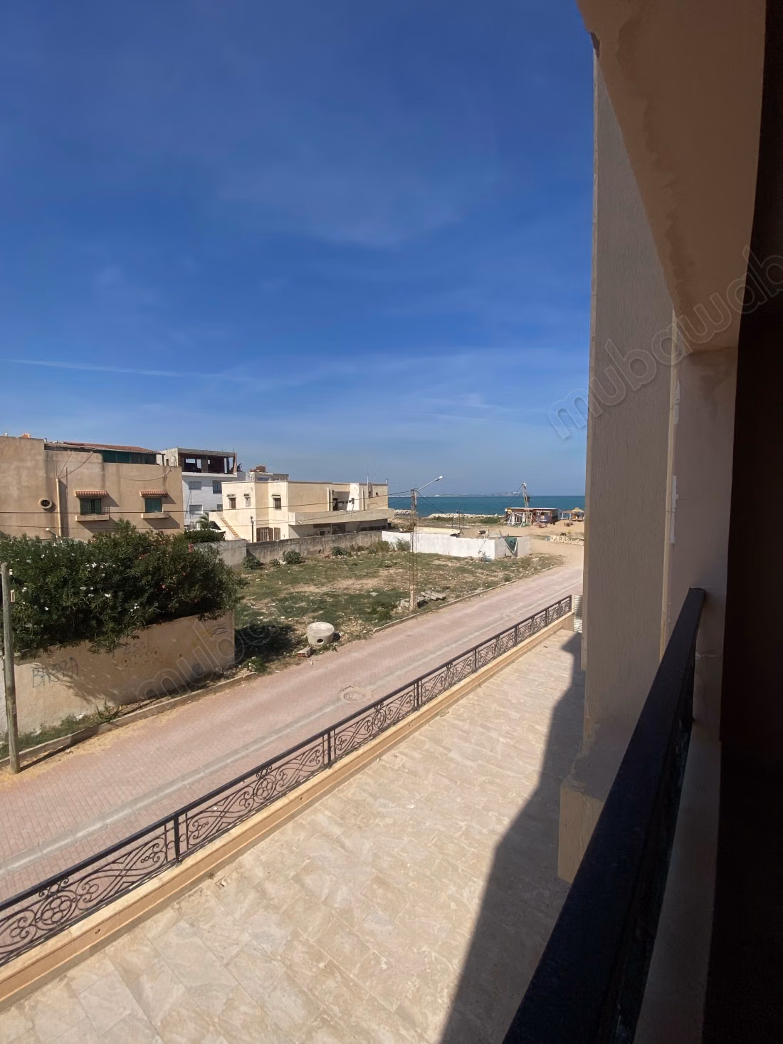 Superbe appartement à vendre à Ezzahra Plage. Surface de 132 m². Chauffage central et porte blindée