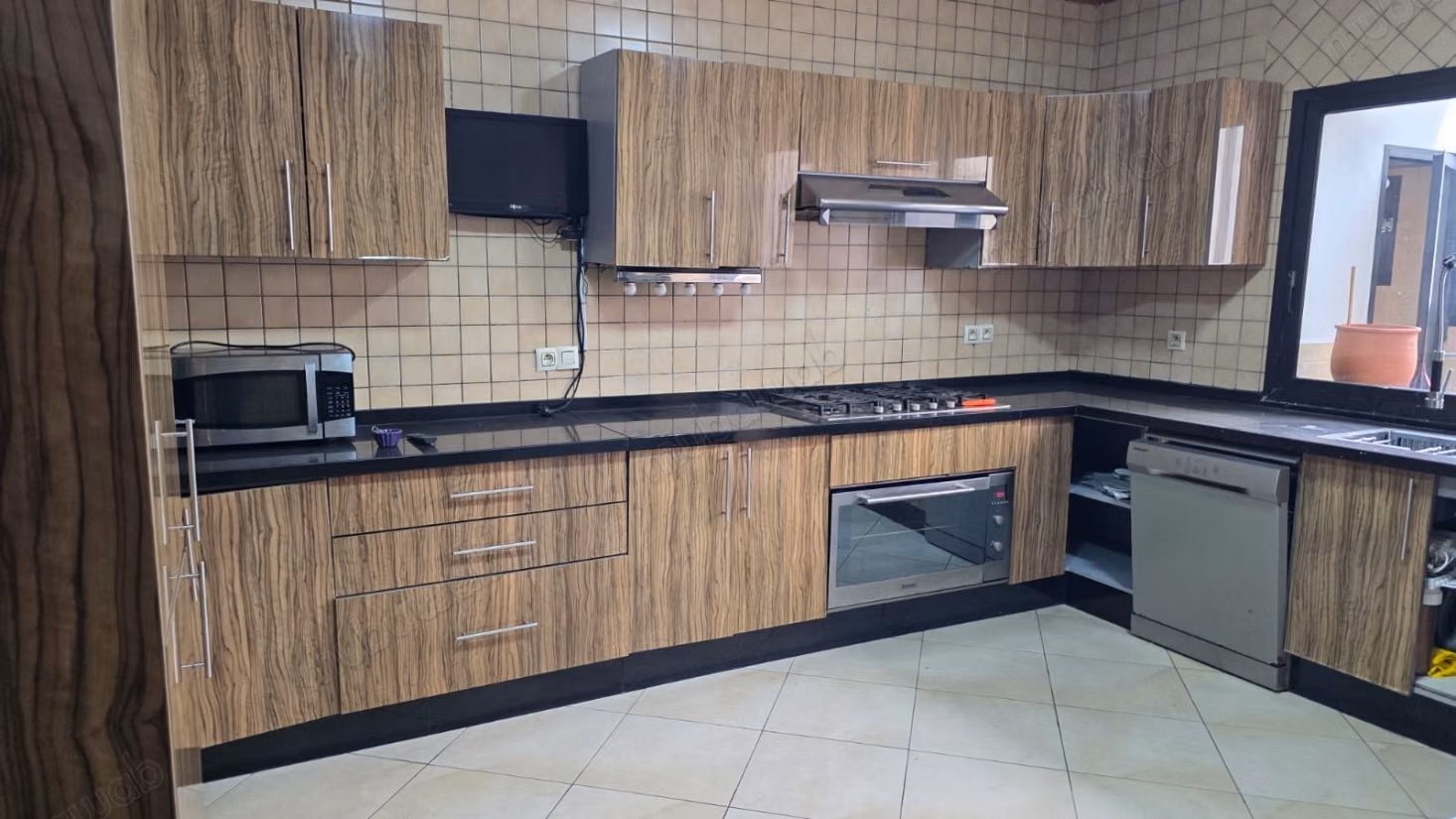 À louer appartement 250m a racine