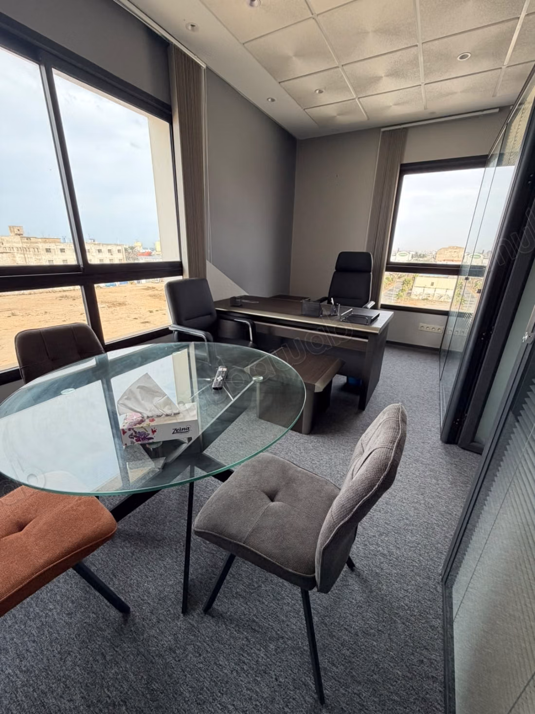 Petite Plateau bureau neuf aménagé vue mer
