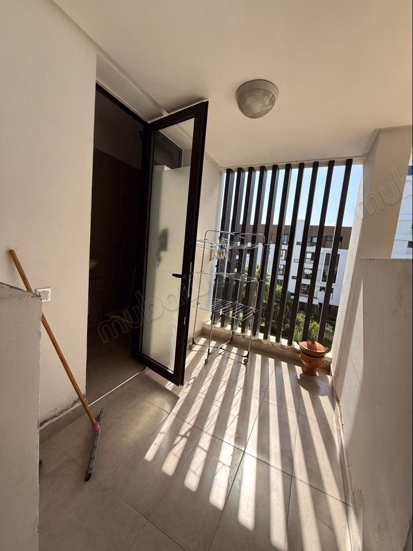 Affitta questo appartamento a Souissi. 3 camere da letto. Camino e servizio di portineria.