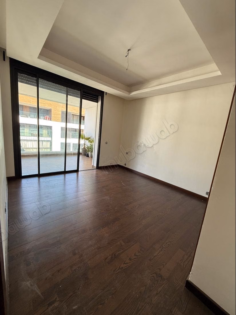 Affitta questo appartamento a Souissi. 3 camere da letto. Camino e servizio di portineria.