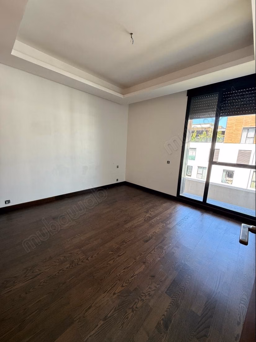 Affitta questo appartamento a Souissi. 3 camere da letto. Camino e servizio di portineria.