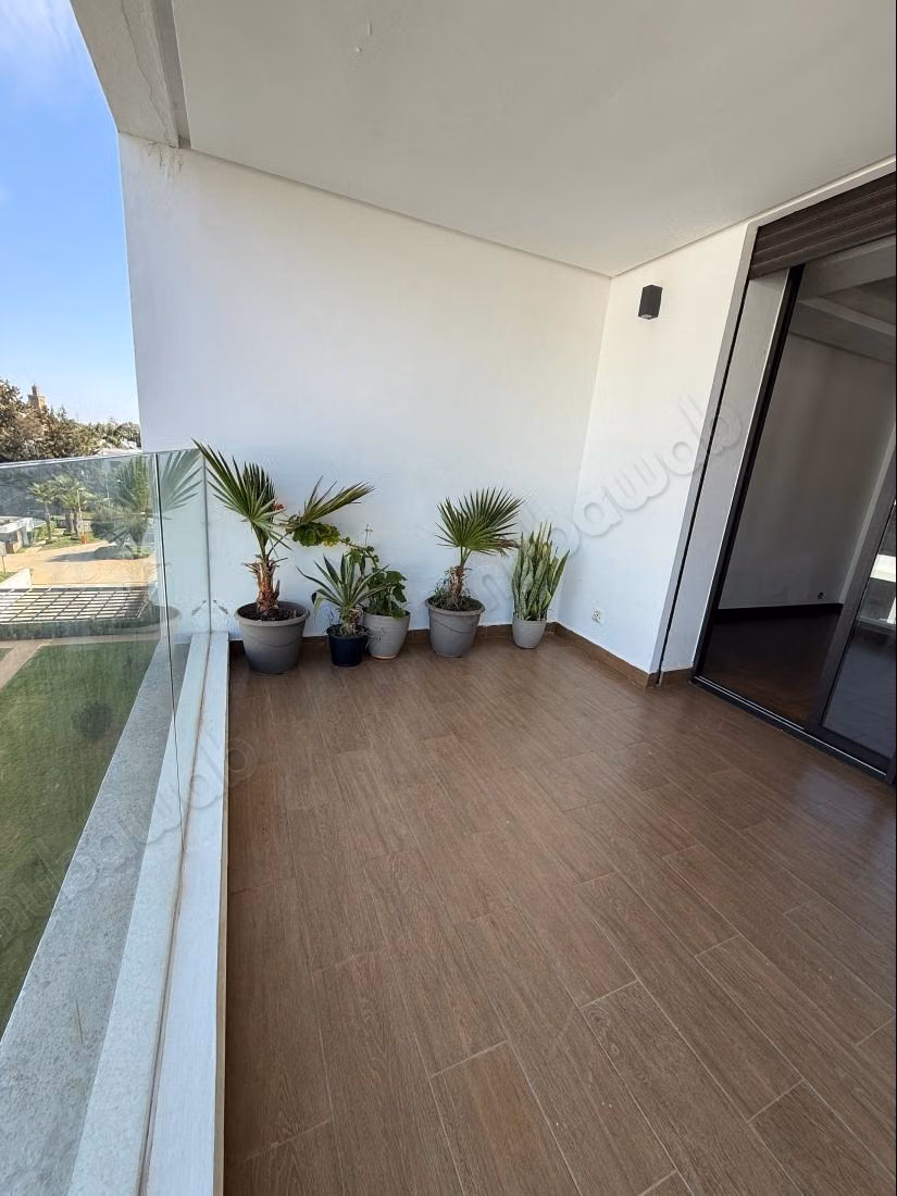 Affitta questo appartamento a Souissi. 3 camere da letto. Camino e servizio di portineria.