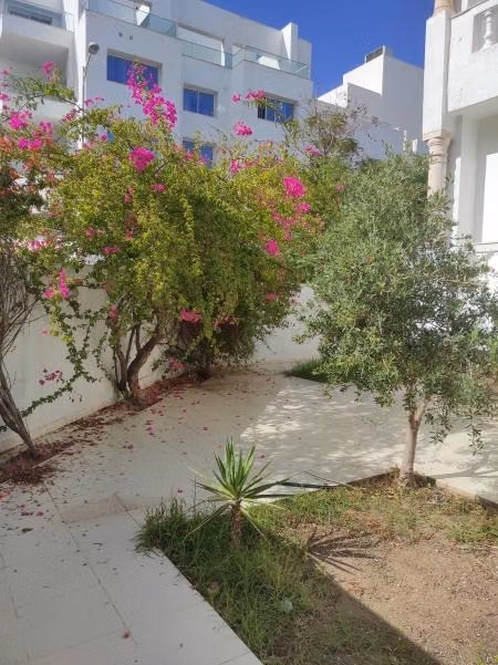 Villa di alta classe in affitto a Les Berges Du Lac 2 S5 camere da letto. Posti auto e bel giardino