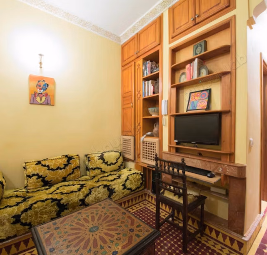 Somptueux riad à vendre à Méchouar Fès Jdid. Surface de 150 m². Bien meublé