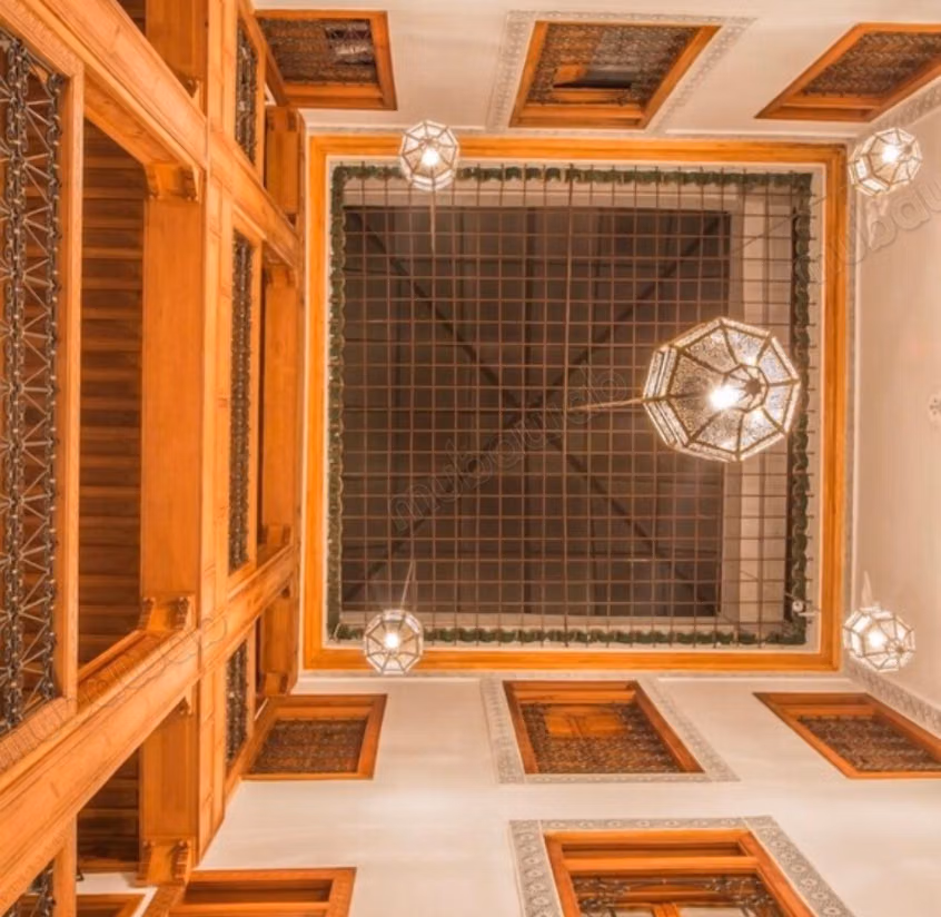 Somptueux riad à vendre à Méchouar Fès Jdid. Surface de 150 m². Bien meublé