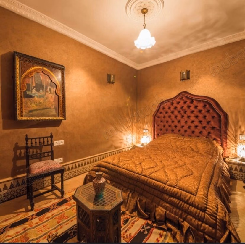 Somptueux riad à vendre à Méchouar Fès Jdid. Surface de 150 m². Bien meublé