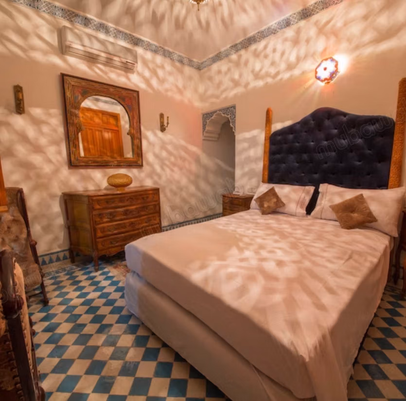 Somptueux riad à vendre à Méchouar Fès Jdid. Surface de 150 m². Bien meublé