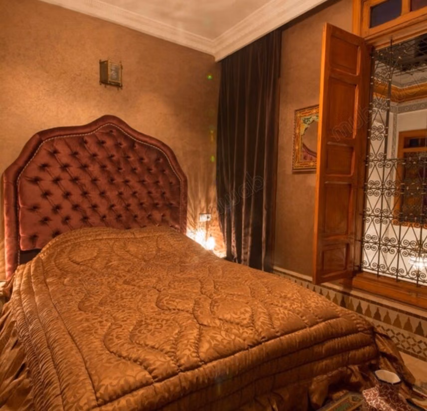 Somptueux riad à vendre à Méchouar Fès Jdid. Surface de 150 m². Bien meublé