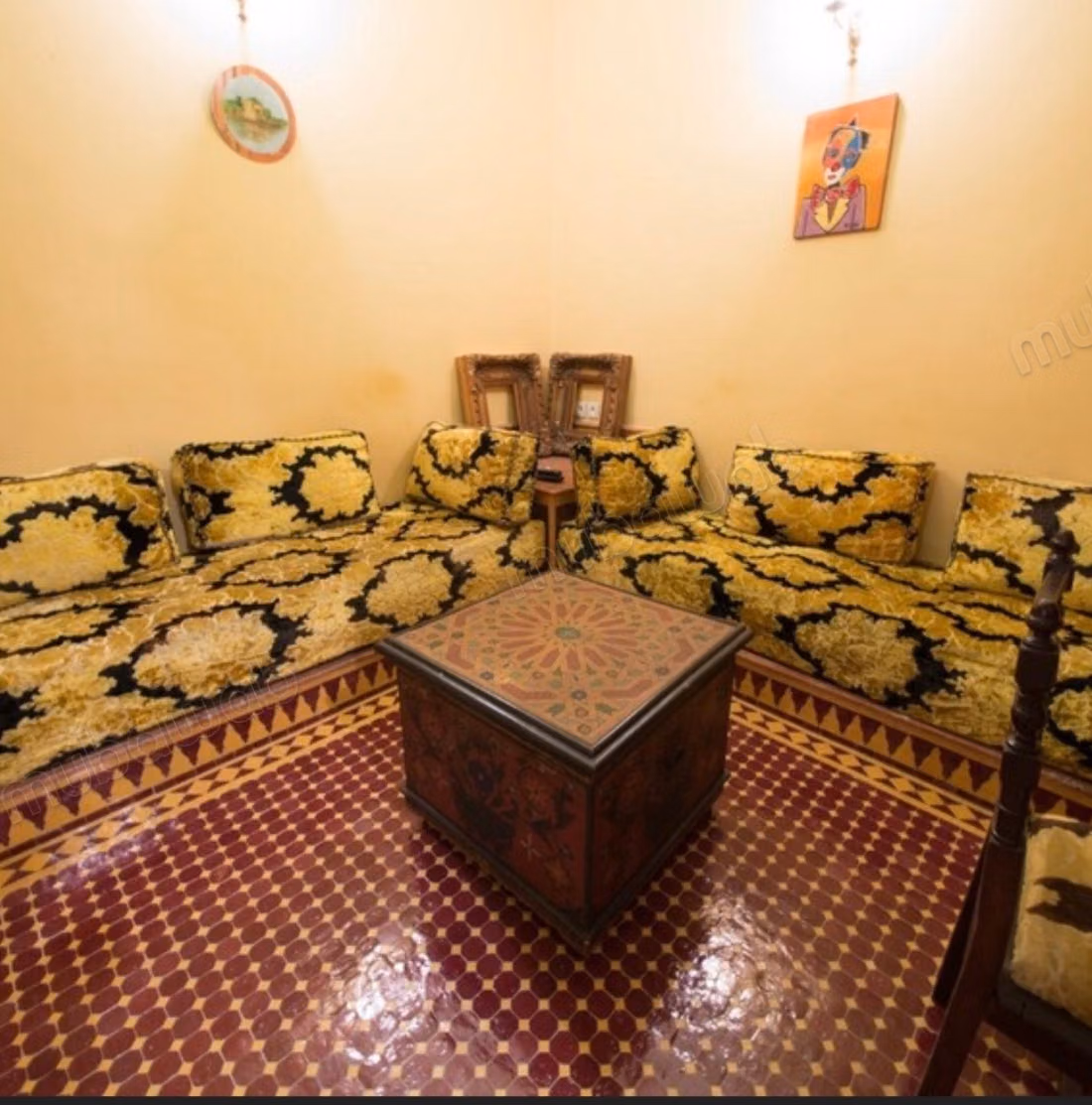 Somptueux riad à vendre à Méchouar Fès Jdid. Surface de 150 m². Bien meublé