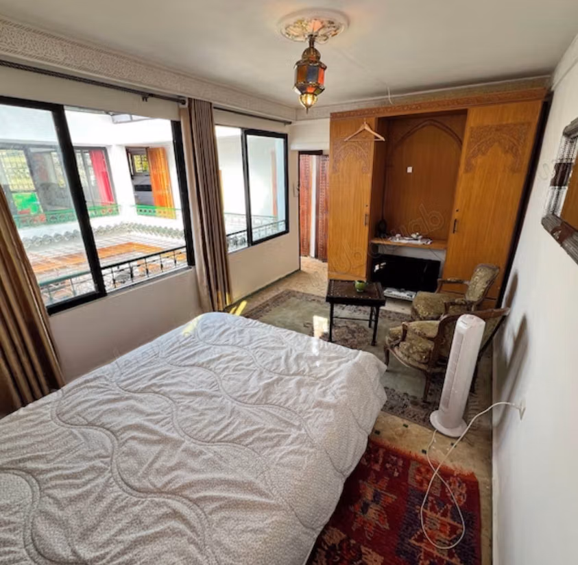 Somptueux riad à vendre à Méchouar Fès Jdid. Surface de 150 m². Bien meublé