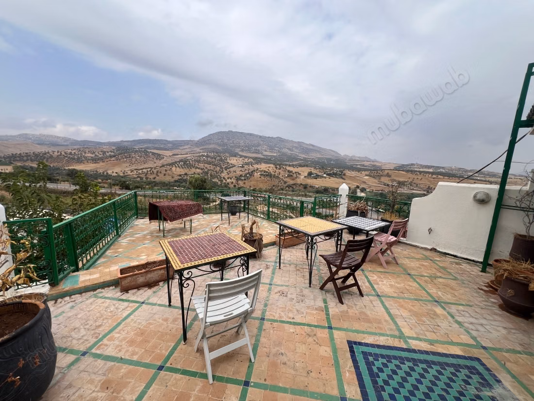 Somptueux riad à vendre à Méchouar Fès Jdid. Surface de 150 m². Bien meublé