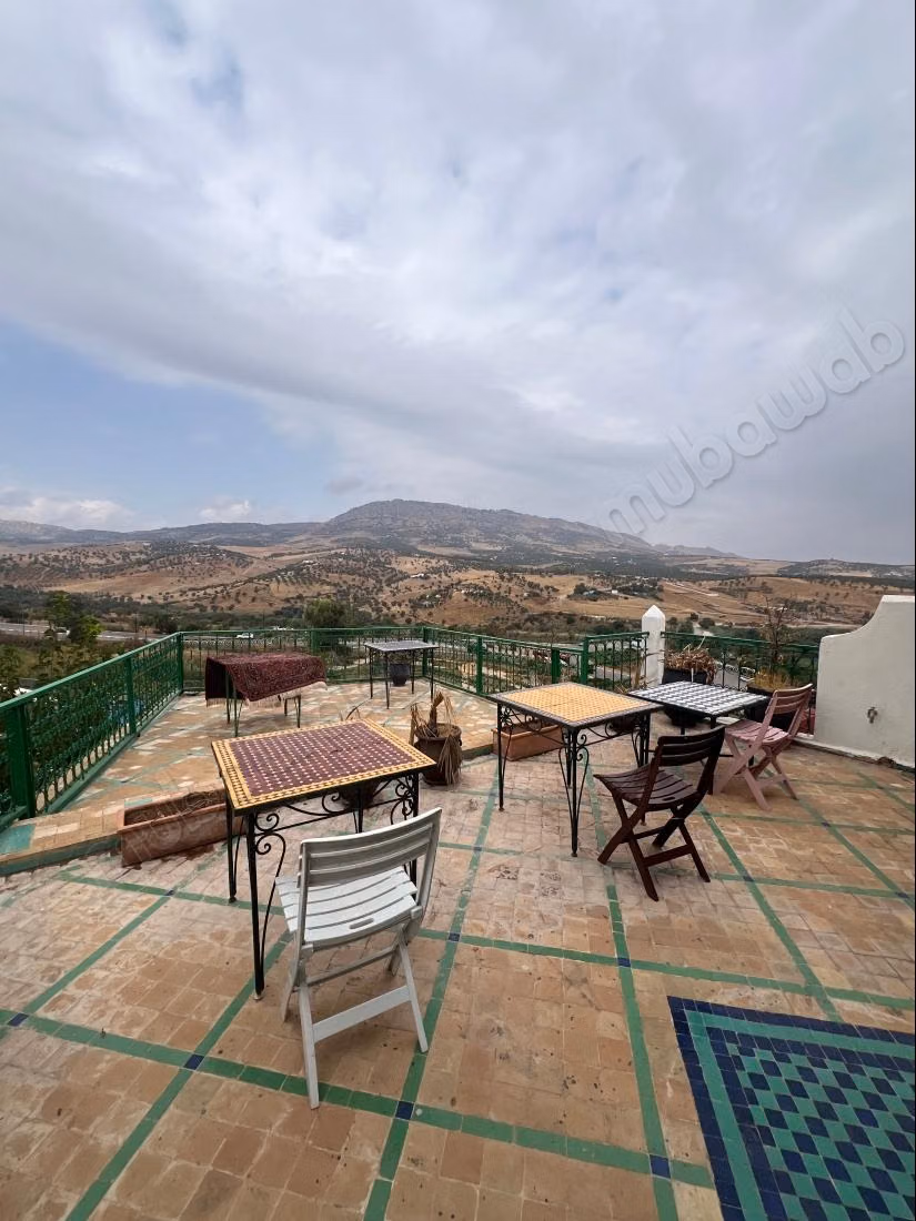 Somptueux riad à vendre à Méchouar Fès Jdid. Surface de 150 m². Bien meublé