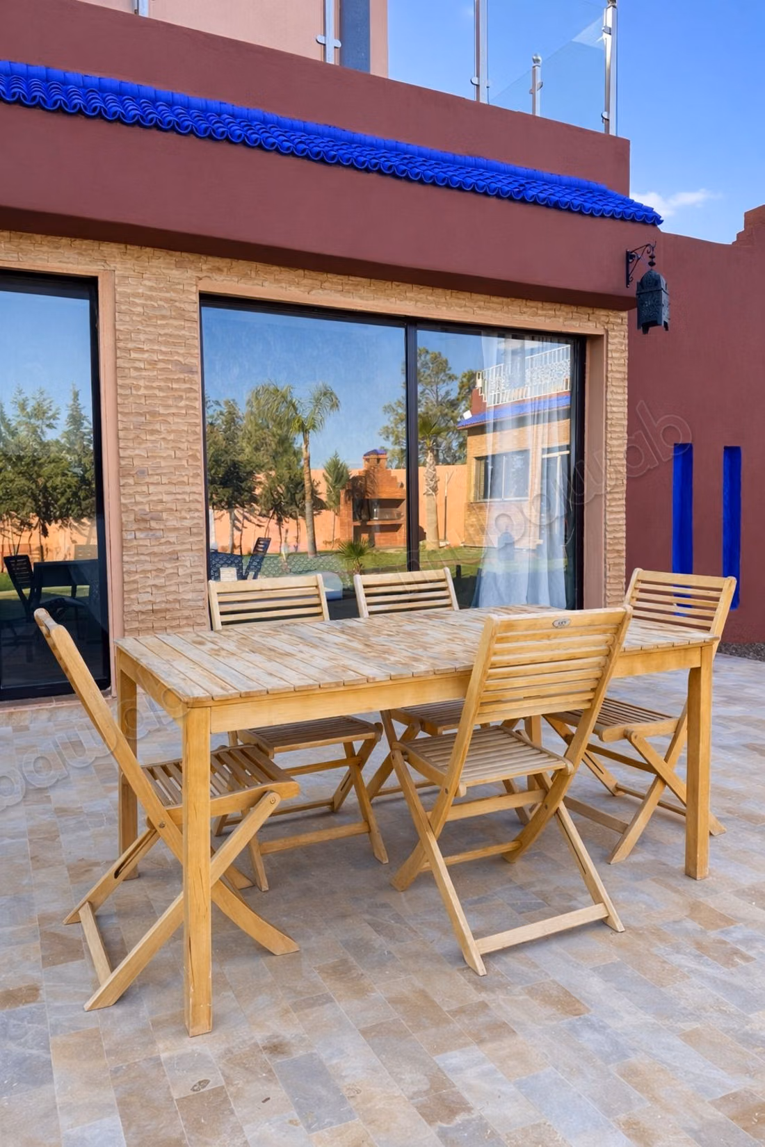 Location villa de luxe à Bourrous. 
Surface totale 2000 m². 
Meublé