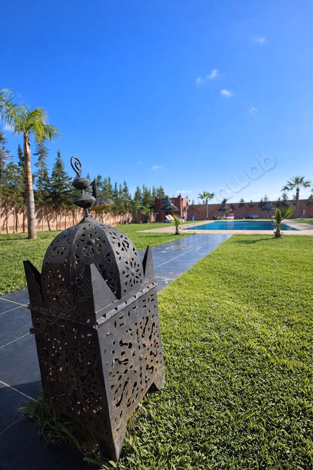 Location villa de luxe à Bourrous. 
Surface totale 2000 m². 
Meublé
