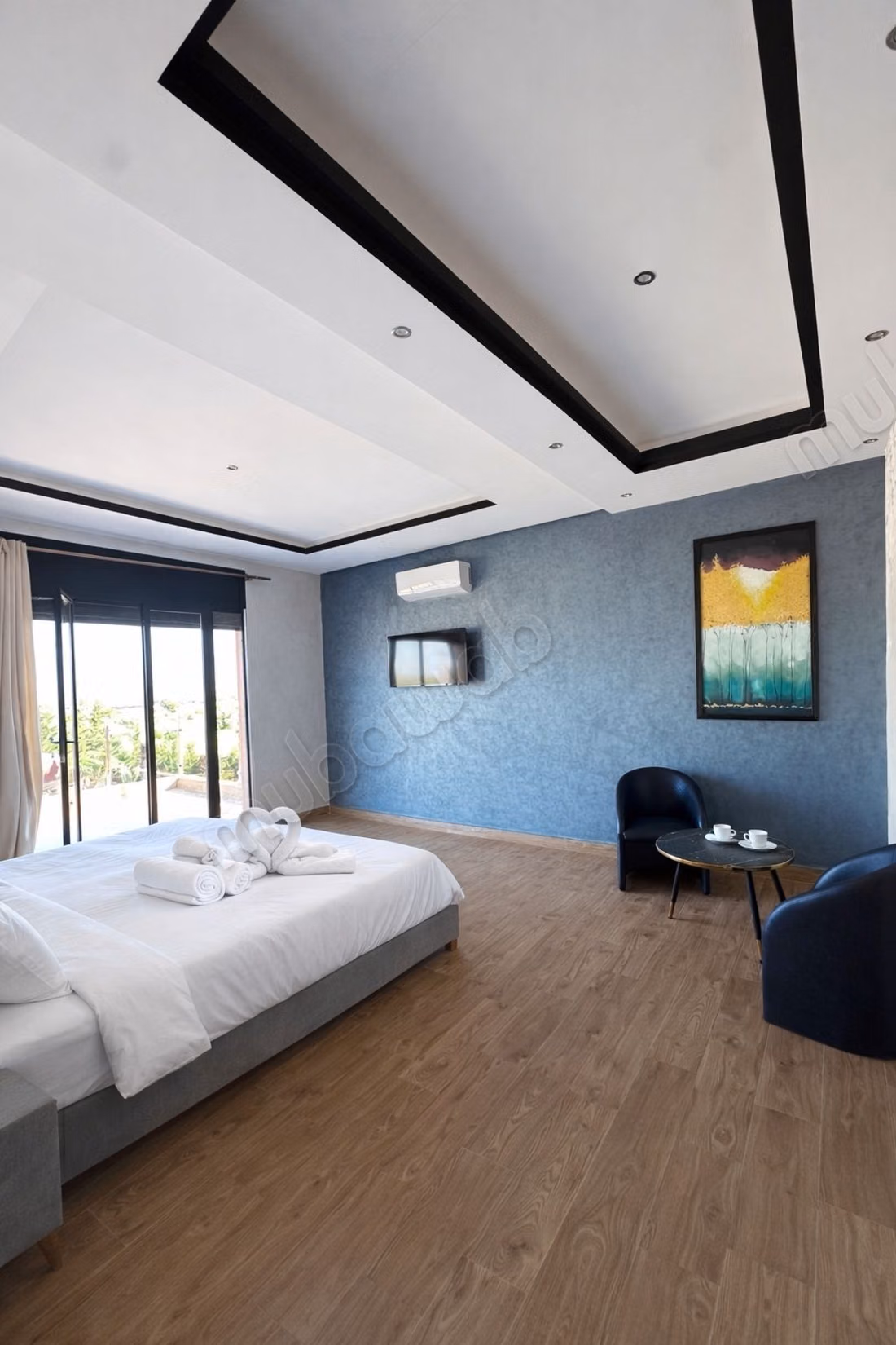 Location villa de luxe à Bourrous. 
Surface totale 2000 m². 
Meublé