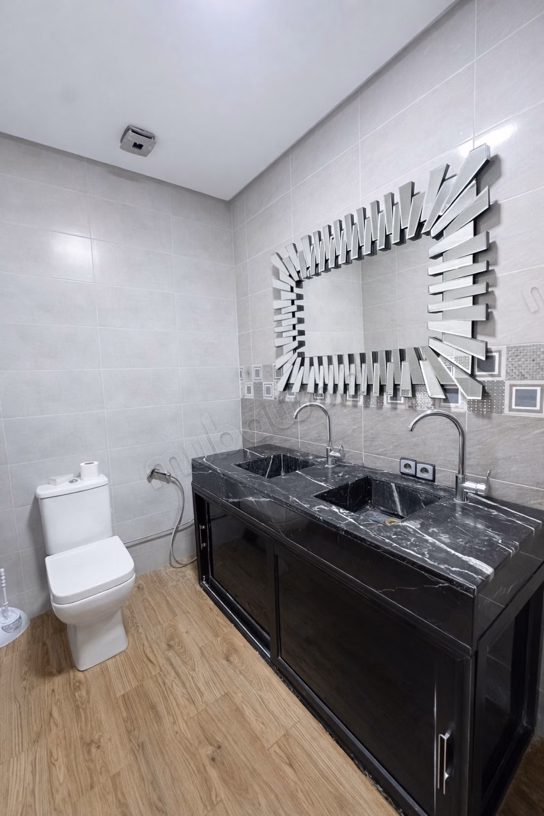 Location villa de luxe à Bourrous. 
Surface totale 2000 m². 
Meublé