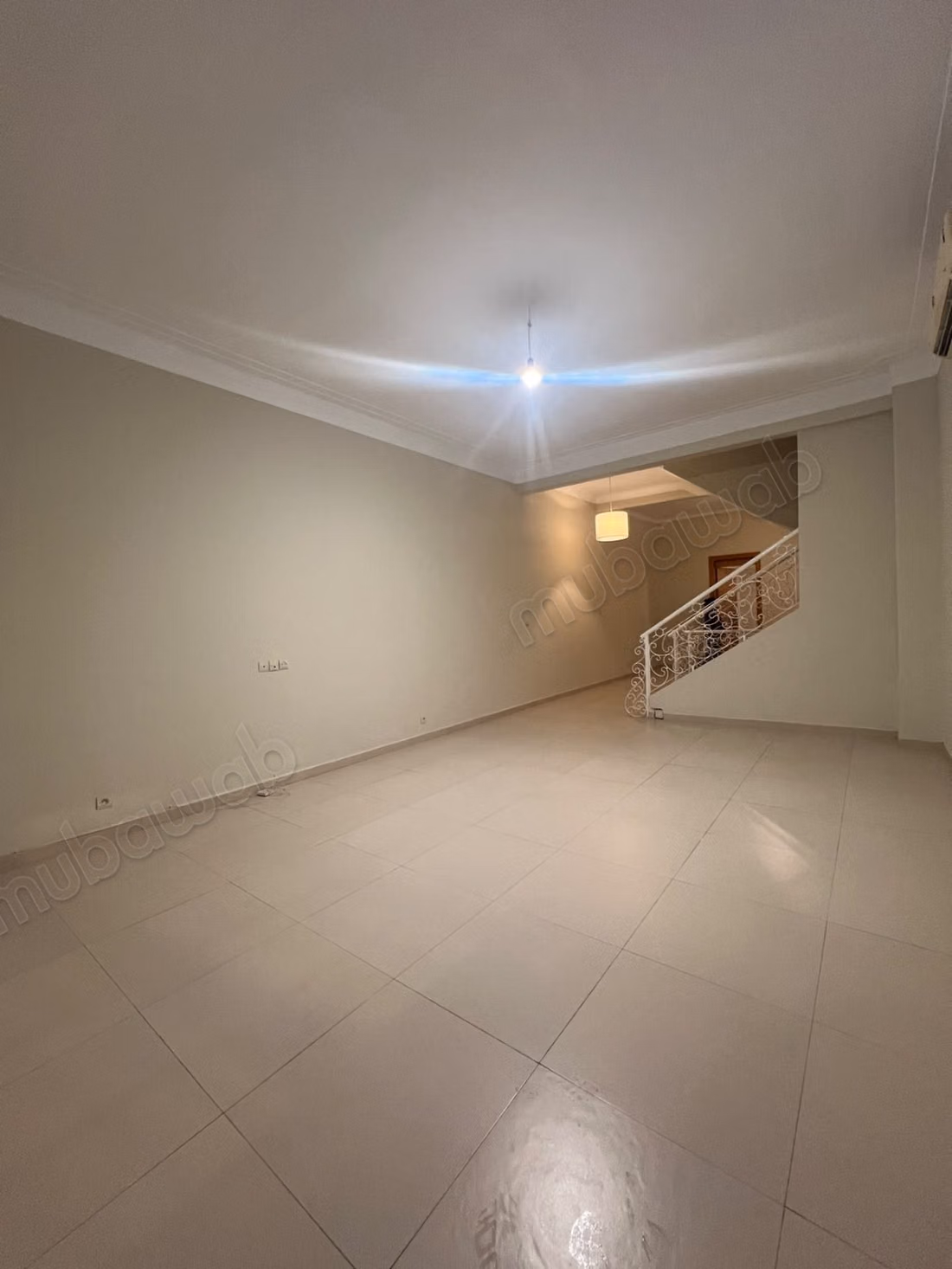 Somptueuse villa à louer en Hassan Centre Ville. Surface de 240 m². Tout confort avec cheminée et climatisation