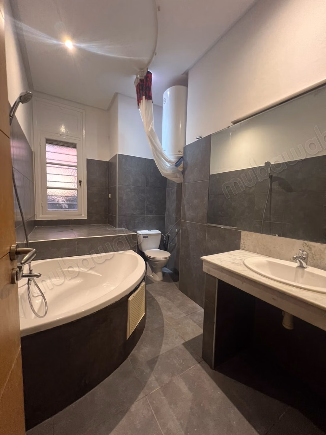 Somptueuse villa à louer en Hassan Centre Ville. Surface de 240 m². Tout confort avec cheminée et climatisation