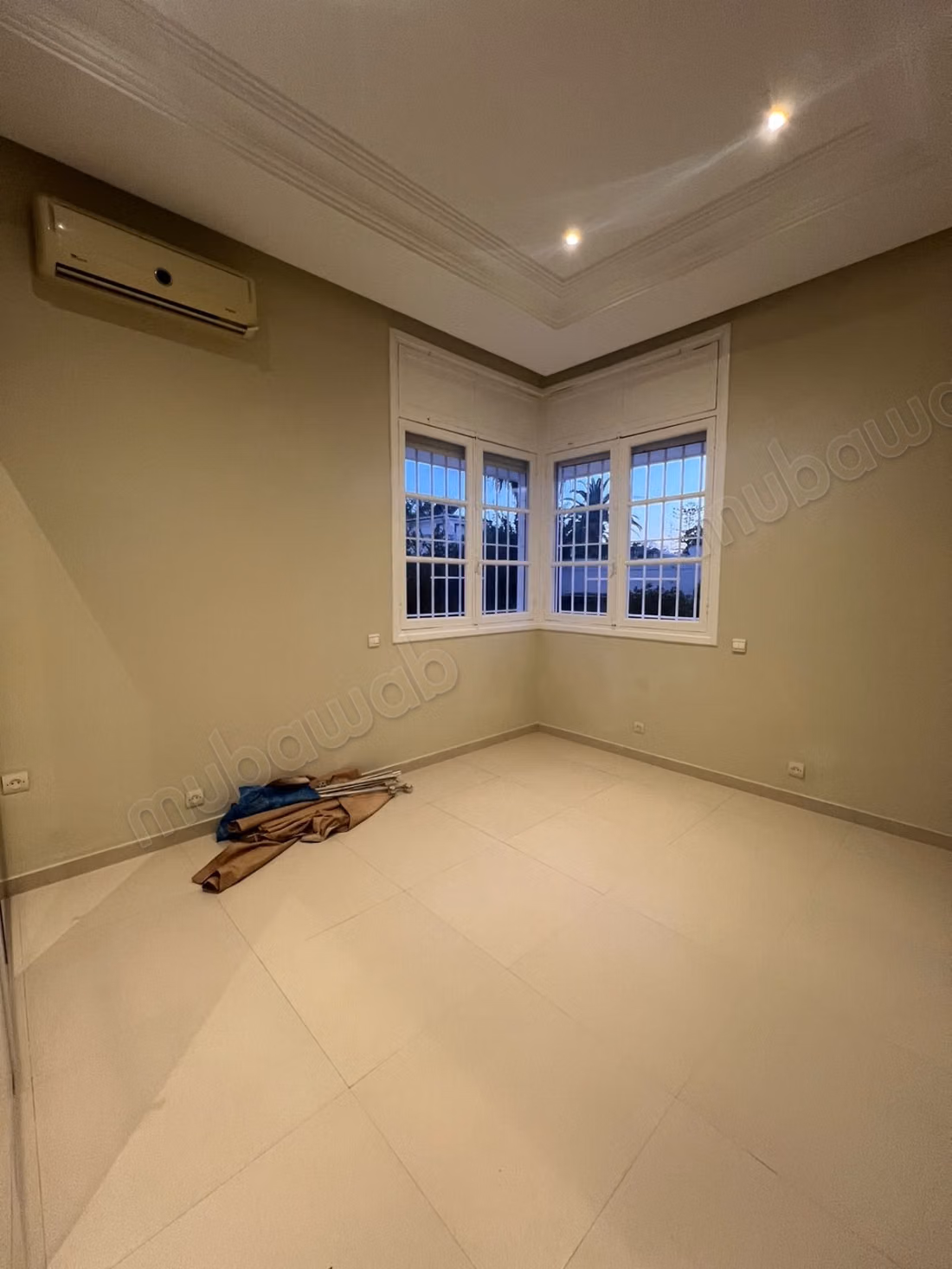 Somptueuse villa à louer en Hassan Centre Ville. Surface de 240 m². Tout confort avec cheminée et climatisation
