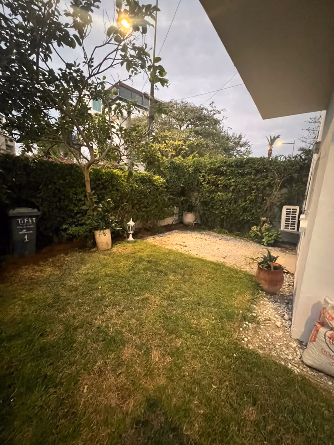 Somptueuse villa à louer en Hassan Centre Ville. Surface de 240 m². Tout confort avec cheminée et climatisation