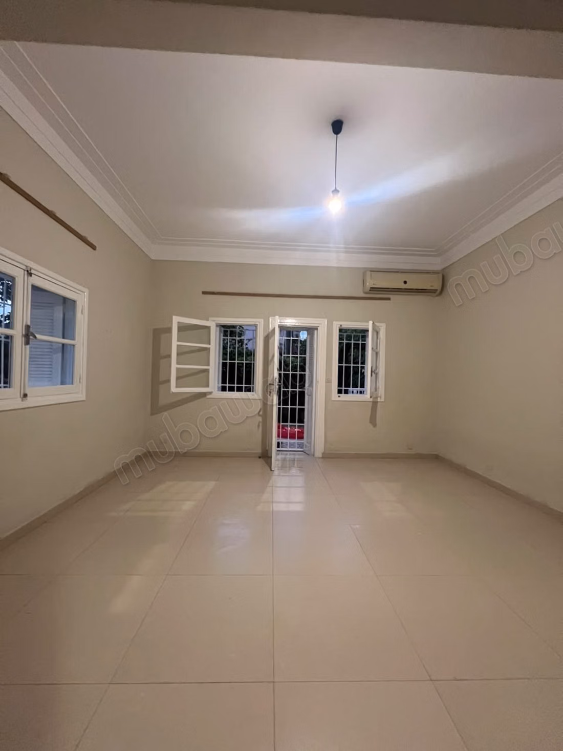 Somptueuse villa à louer en Hassan Centre Ville. Surface de 240 m². Tout confort avec cheminée et climatisation