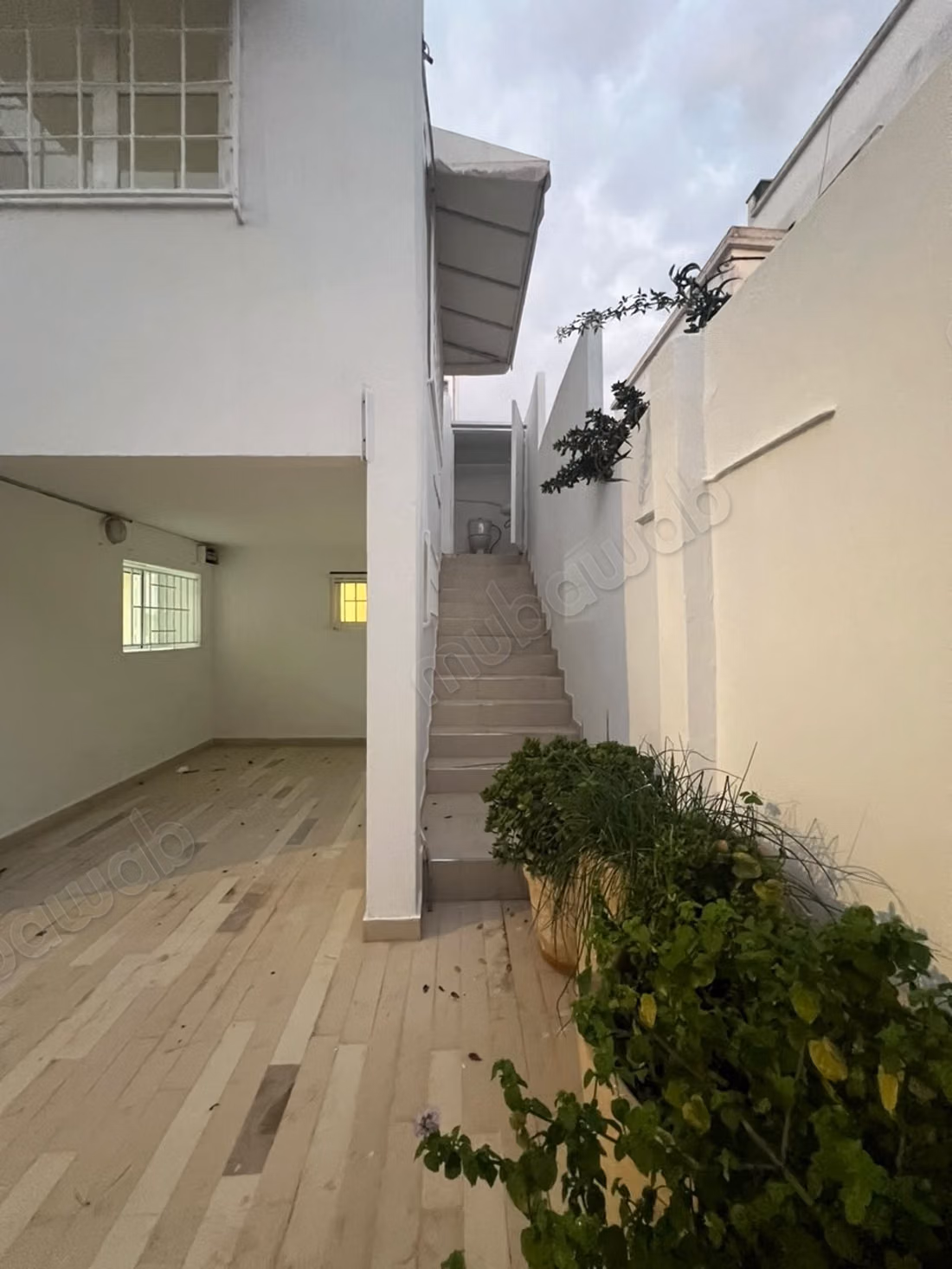Somptueuse villa à louer en Hassan Centre Ville. Surface de 240 m². Tout confort avec cheminée et climatisation