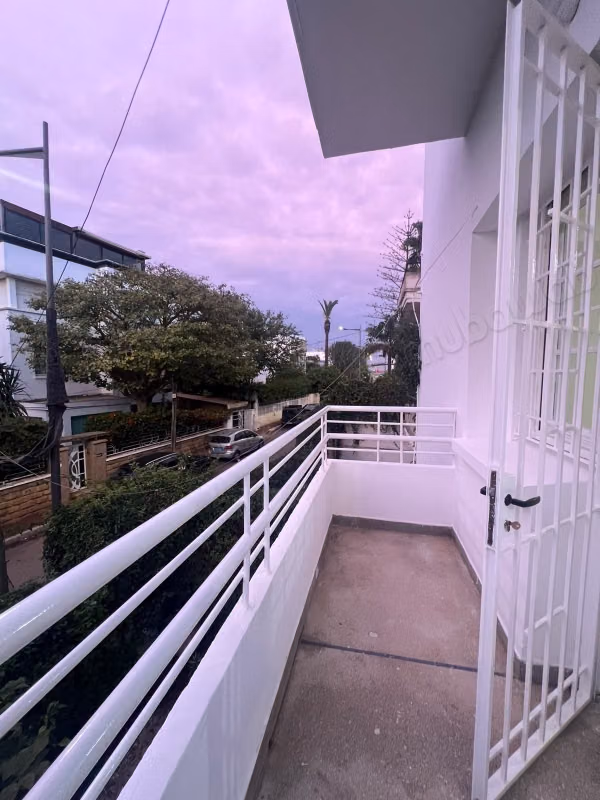 Somptueuse villa à louer en Hassan Centre Ville. Surface de 240 m². Tout confort avec cheminée et climatisation