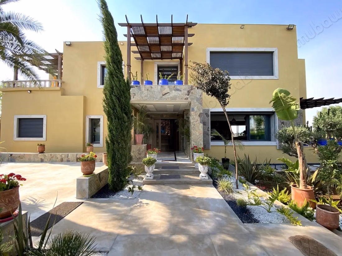 Luxe villa te koop aan de Imouzerweg. 10 kamers. Gemeubileerd