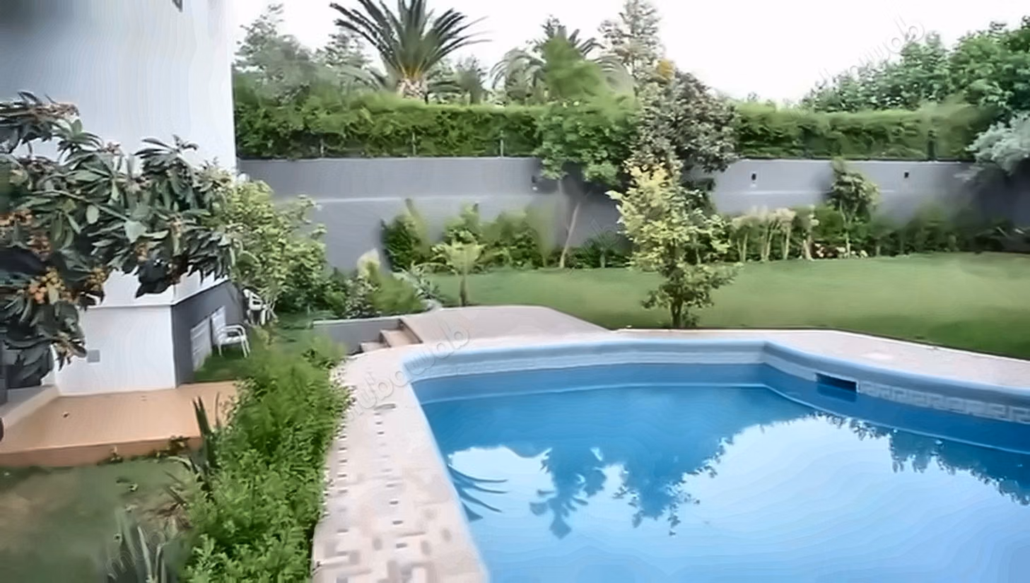 Uitstekende villa te koop aan de Imouzerweg. Oppervlakte 1247 m². Centrale verwarming en stevige deur