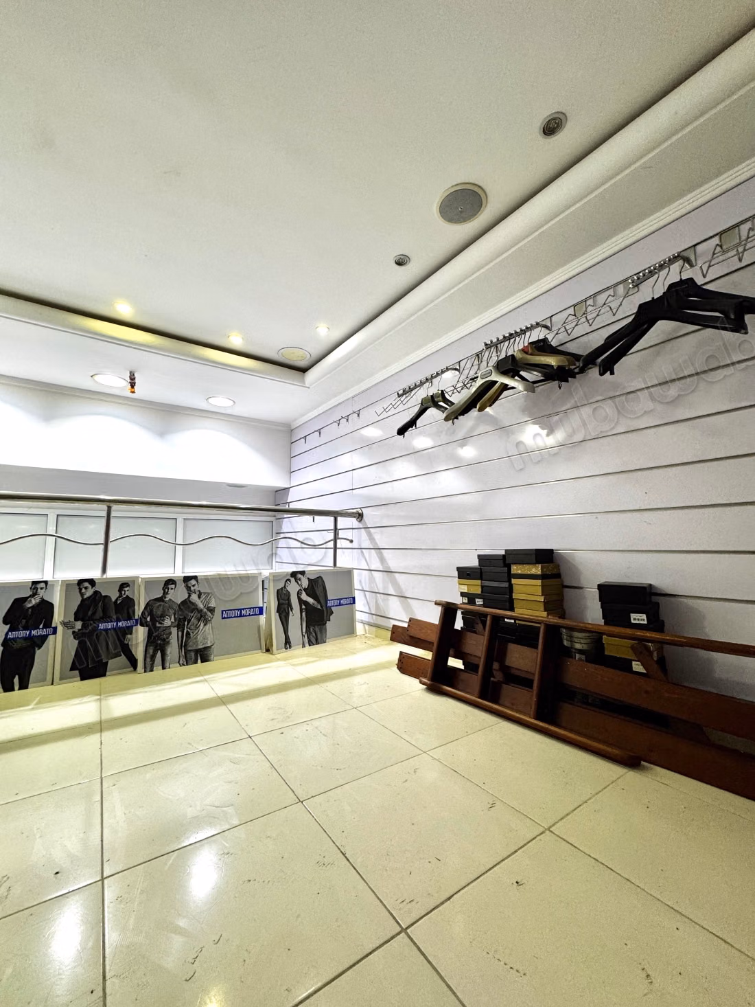 Local commercial à vendre en Centre. Surface de 33 m². Sécurisé 24/24