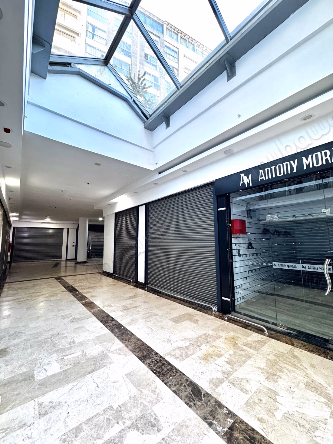 Local commercial à vendre en Centre. Surface de 33 m². Sécurisé 24/24