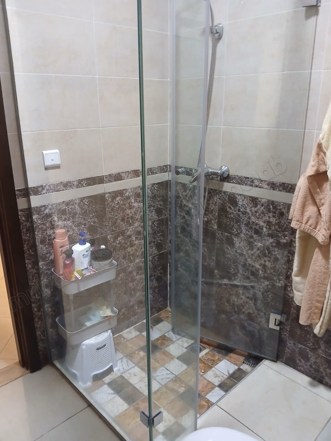 Appartement moderne à vendre au deuxième étage à Al-Awama