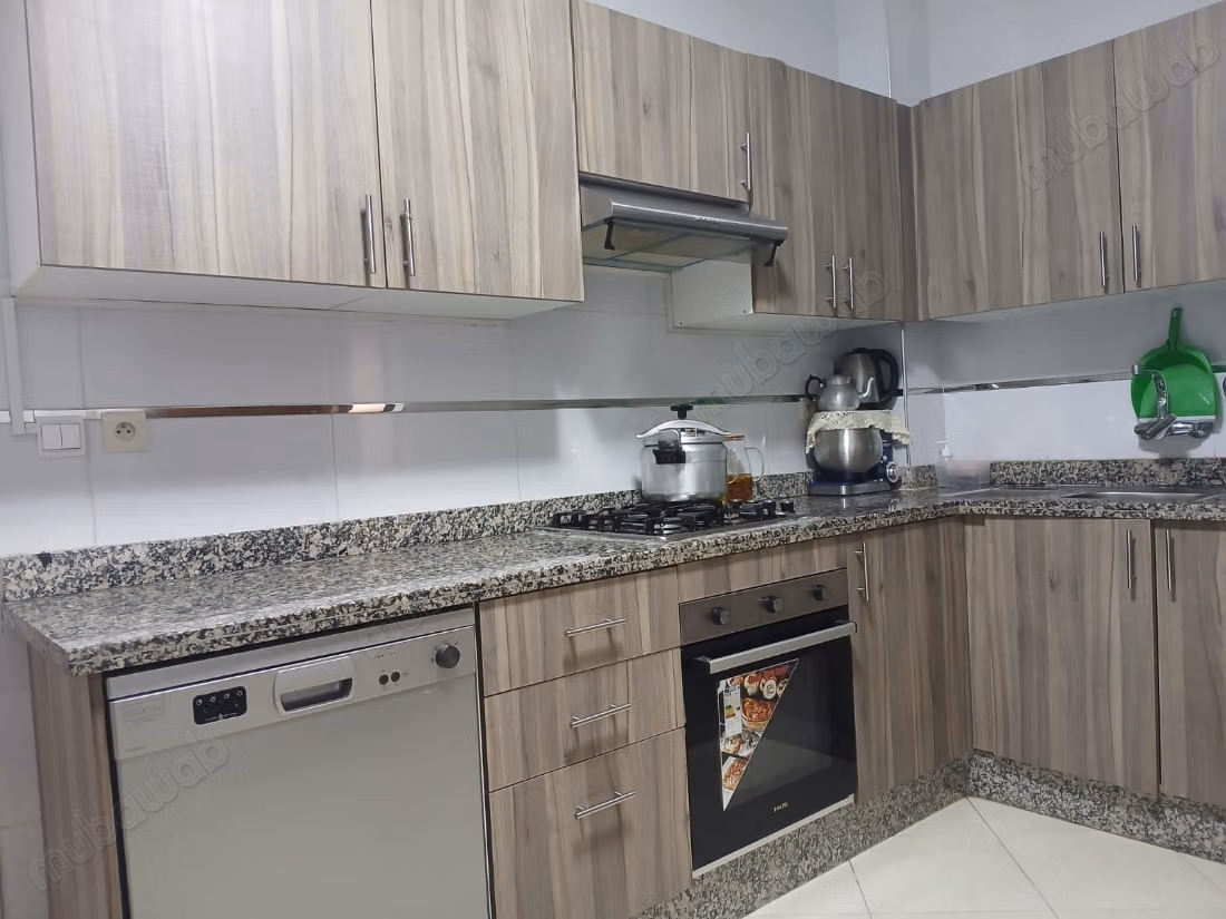 Appartement moderne à vendre au deuxième étage à Al-Awama