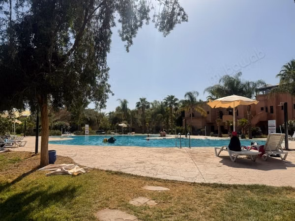Rez de jardin une chambre, résidence avec piscine