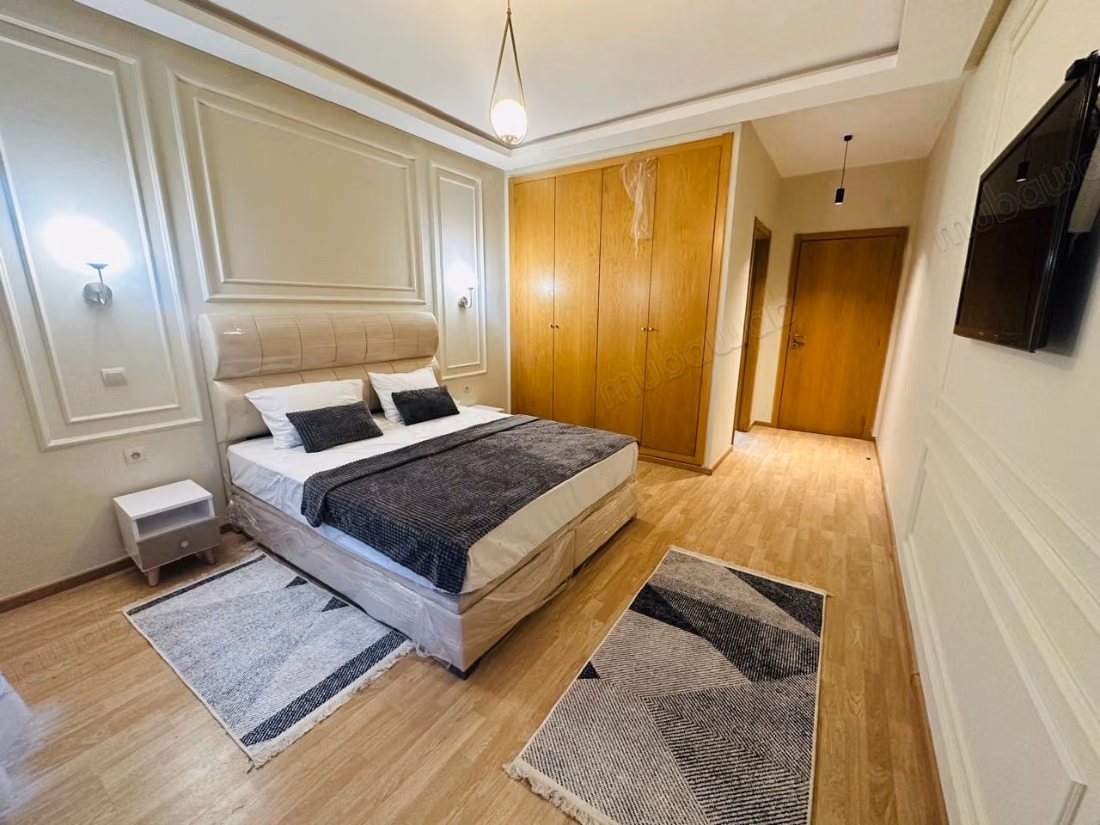 Bel appartement en location à Dar Bouazza. 
3 pièces confortables. 
Places de stationnement et terrasse