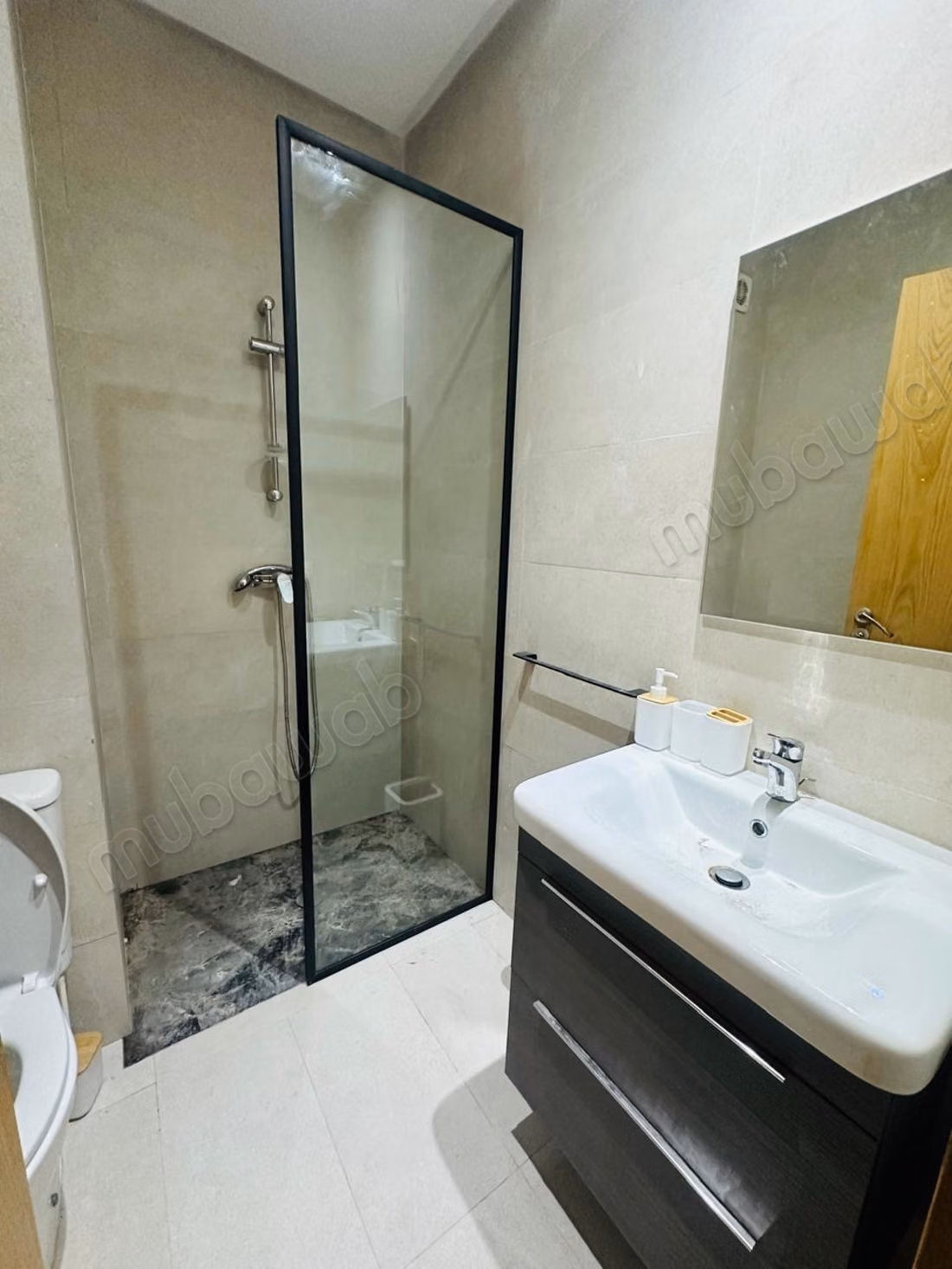 Bel appartement en location à Dar Bouazza. 
3 pièces confortables. 
Places de stationnement et terrasse