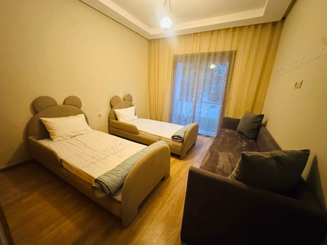 Bel appartement en location à Dar Bouazza. 
3 pièces confortables. 
Places de stationnement et terrasse