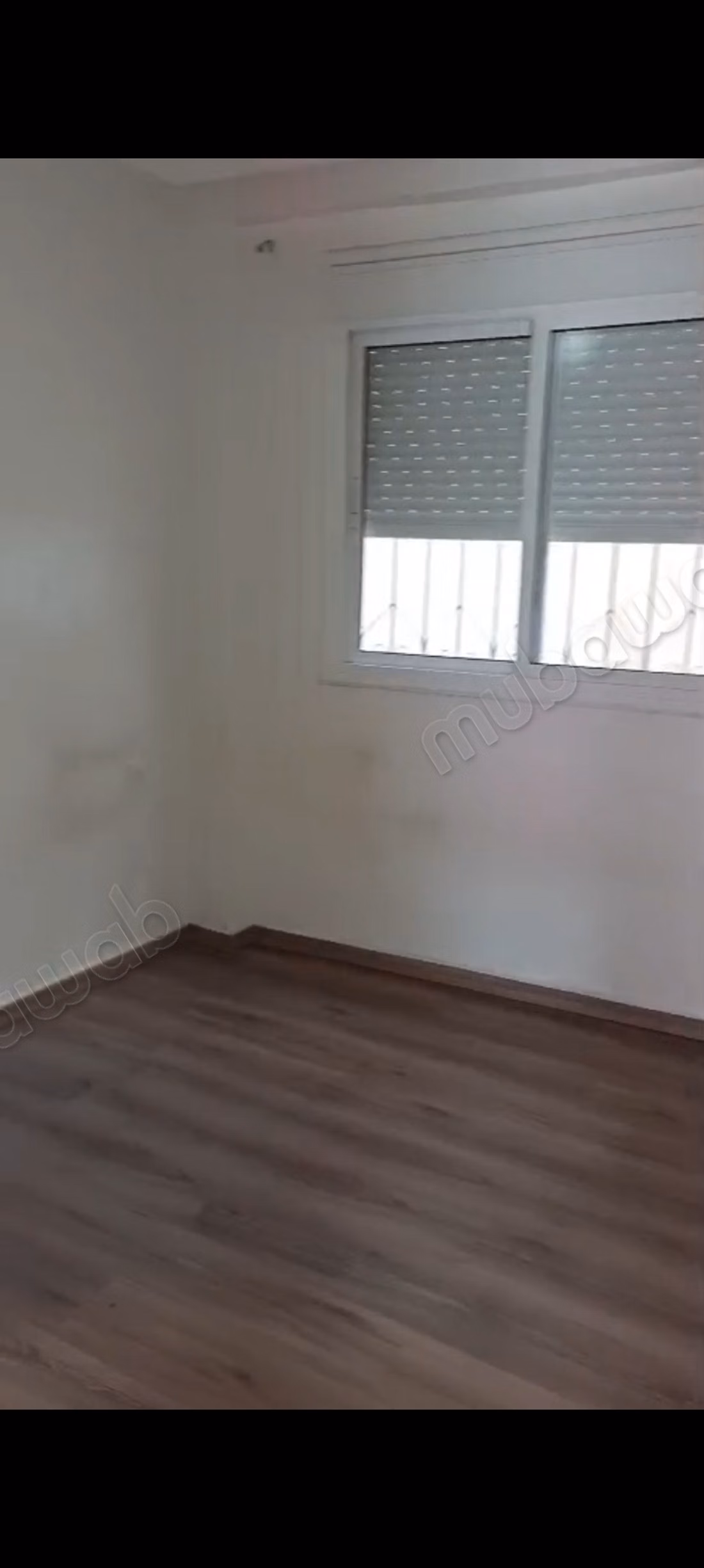 Bel appartement à vendre dans le quartier Golf. Superficie 60 m². Porte solide, résidence sécurisée
