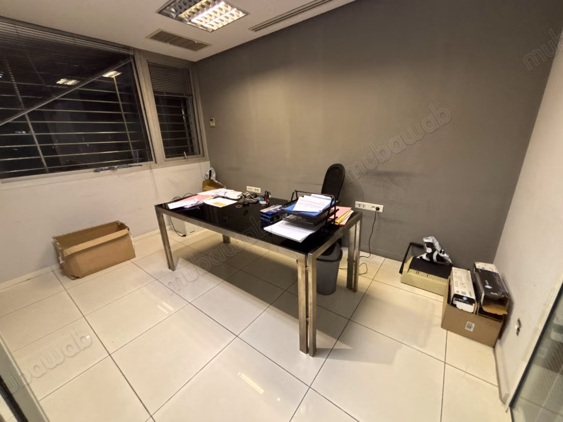 Beau bureau immeuble pro moderne location racine