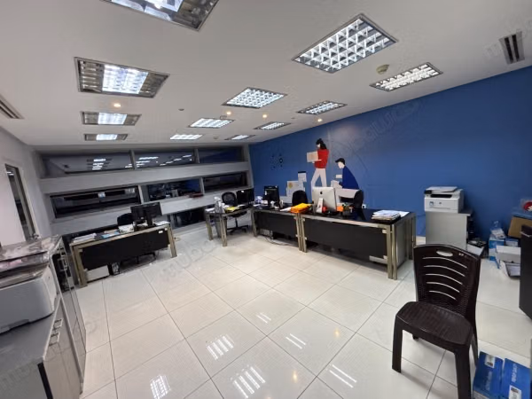 Beau bureau immeuble pro moderne location racine