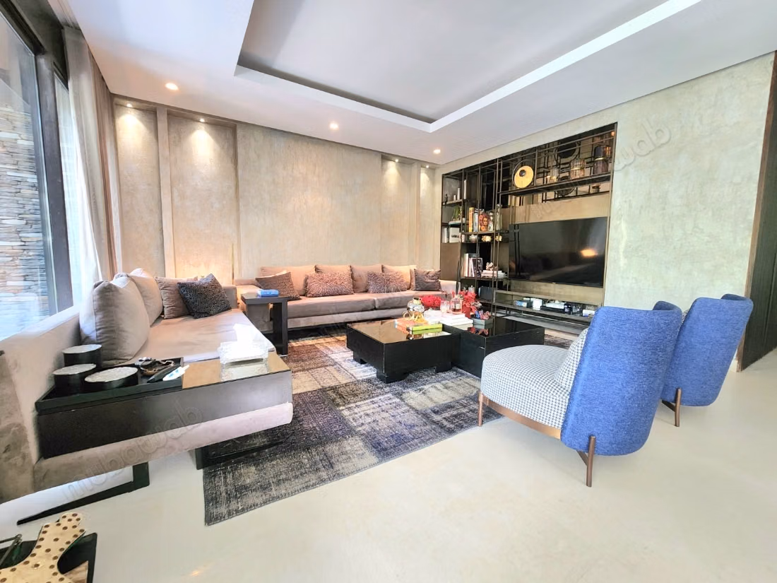 Luxurious villa for sale in Ain Diab Extension. Total area 400 m². Satellite dish, secured residence