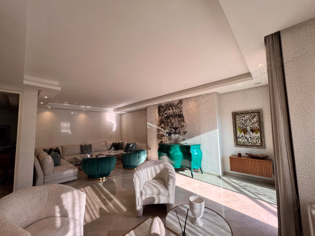 Rent this apartment in Racine. Total area 170 m². Parking spaces and terrace
