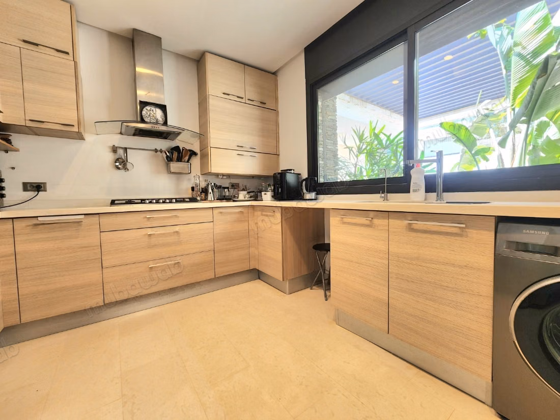 Rent this apartment in Racine. Total area 170 m². Parking spaces and terrace